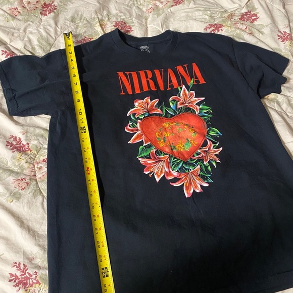 NIRVANA KURT COBAIN HIBISCUS FLOWERS HEART SHAPED Shirt. - Picture 5 of 7
